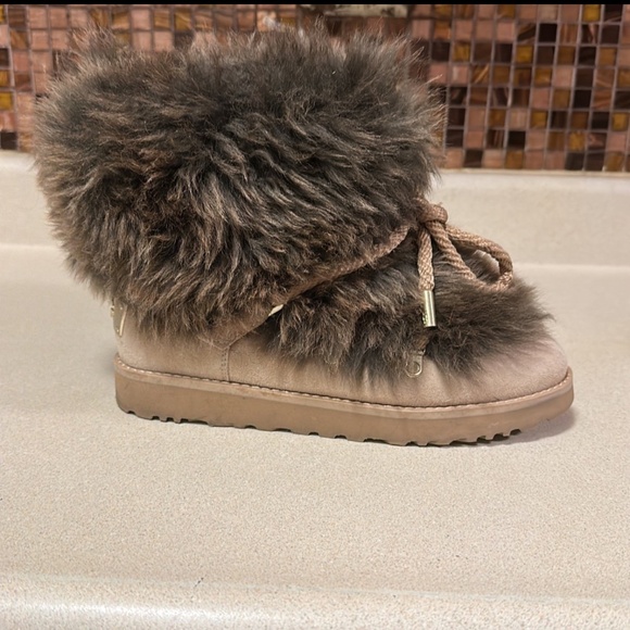 Uggs - Picture 4 of 5